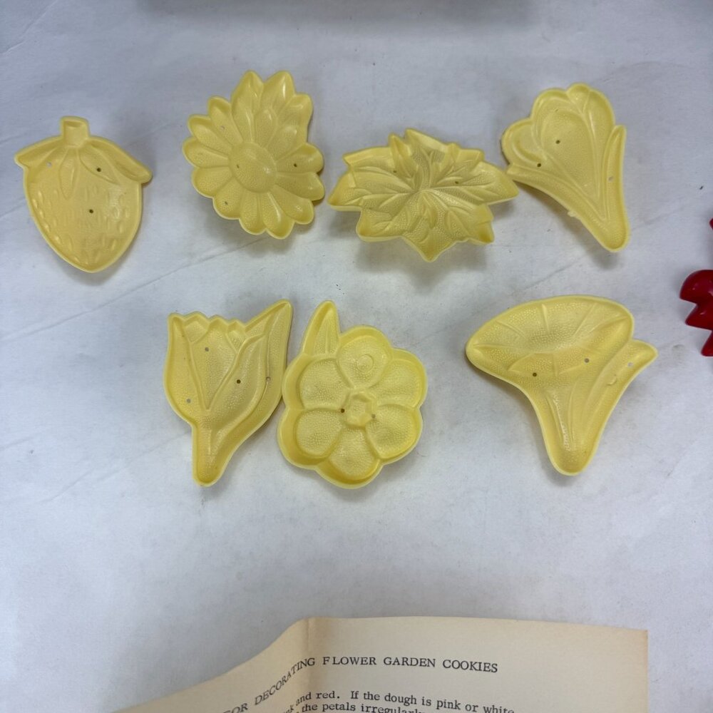 Vintage The Four Mc B's Flower Garden and Happy Days Cookie Cutters - Picture 3 of 13